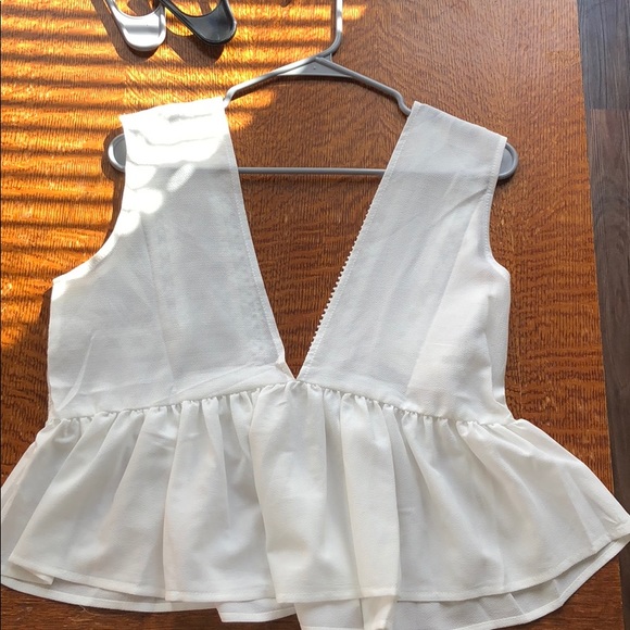 White slight crop shirt with a deep v - Picture 2 of 2